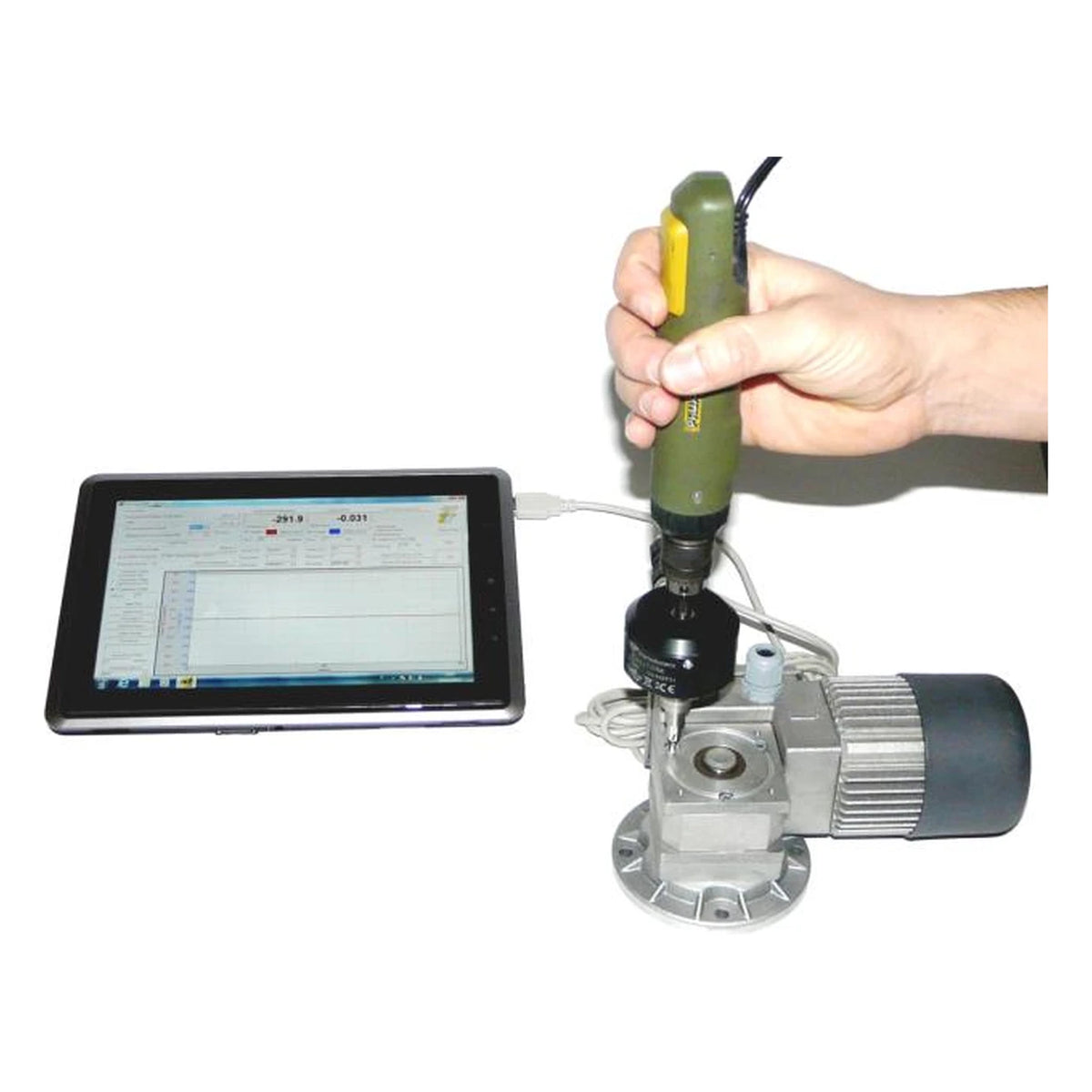 Drehmomentsensor MHAB bei der Messung an einem Schrauber mit Tablet-PC