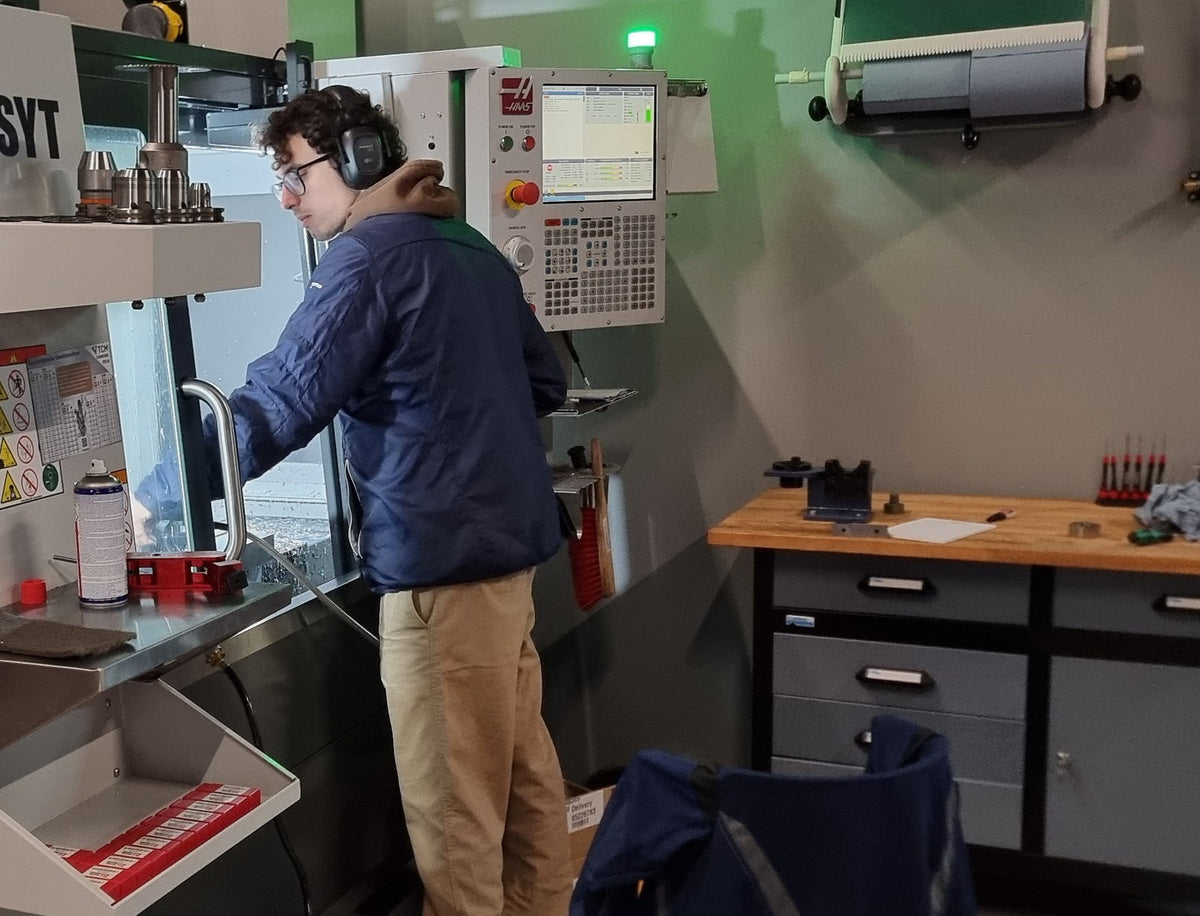 Mitarbeiter von octogon am CNC-Bearbeitungszentrum in der eigenen Fertigung